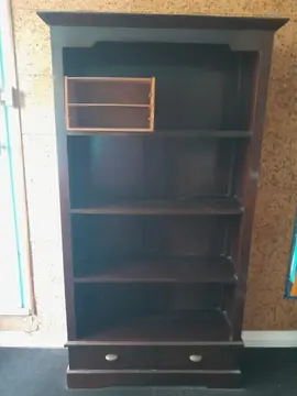 étagères en bois foncé