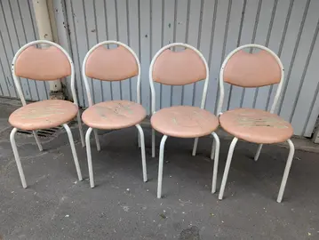 4 chaises un peu abîmées