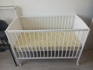 lit bébé en bois blanc
