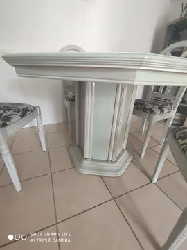 Table de salle à manger vert cérusé.