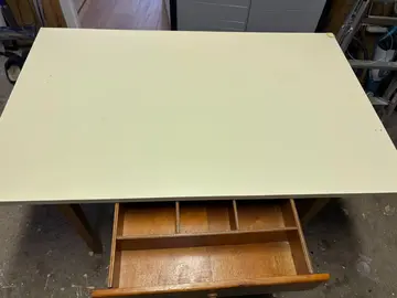 Table en bois et plateau formica