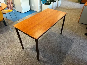 Table L. 120 x l. 60 x H. 74, plateau aspect bois foncé