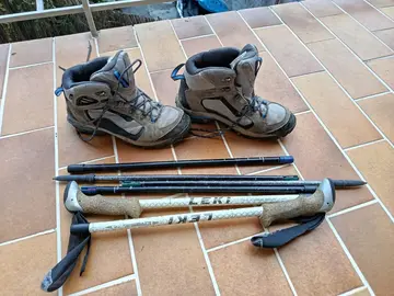 chaussures de randonnée point. 38 + bâton