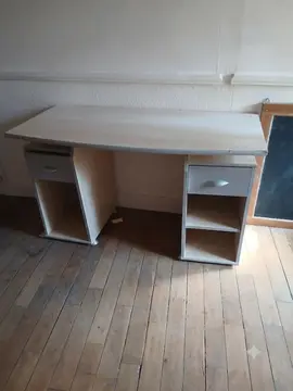 bureau gris, 1 tiroir dans chaque colonne.