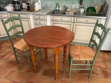 Table et deux chaises