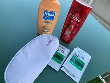 produits de beauté et trousse