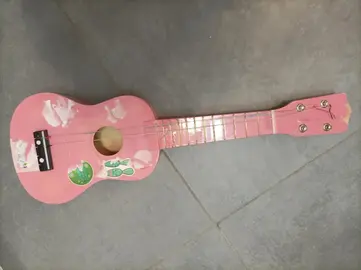 Guitare rose jouet enfant