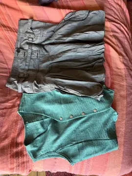 1 gilet sans manches T 38 et jupe boule T 38/40