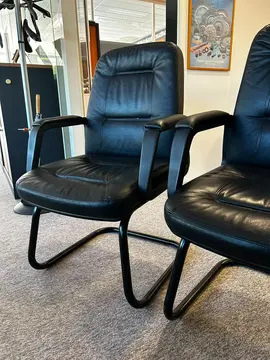 2 chaises noires