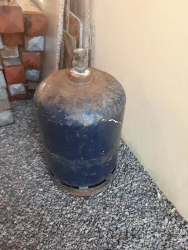 donne 2 bouteilles vide butane
