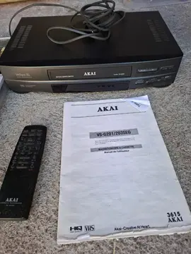 Magnétoscope VHS marque AKAI non testé avec 8 cassettes de film