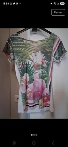 T-shirt blanc avec manches à motif.