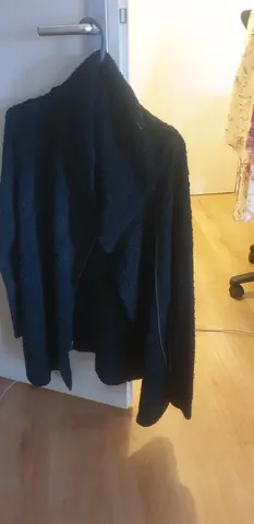 un pull très léger et confortable avec fermeture devant et 2bidons vide