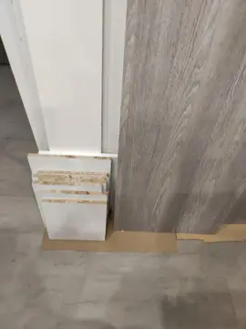 Planches mélaminé blanc et gris pour étagères