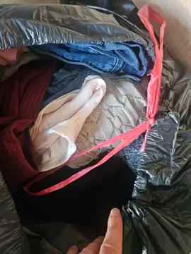 donne 2 grands sacs de vêtements en bon etat