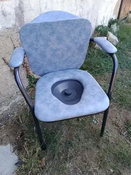 chaise percée