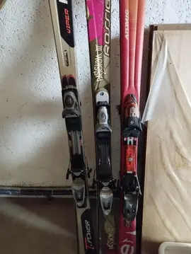 skis