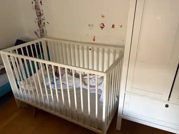lit bébé avec matelas et draps