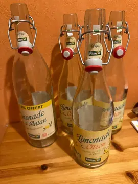 4 bouteilles vides de limonade