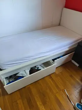 Donne lit Malme 279 euro Ikea matelas memoire de forme pour le lit avec vrai sommier