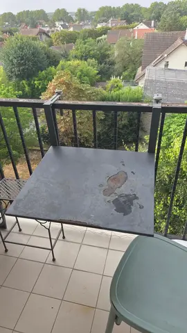 table métallique de balcon