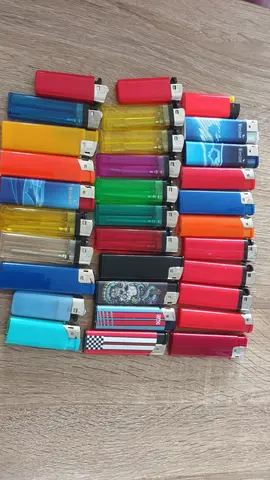 Lot de 32 briquets jamais utilisés