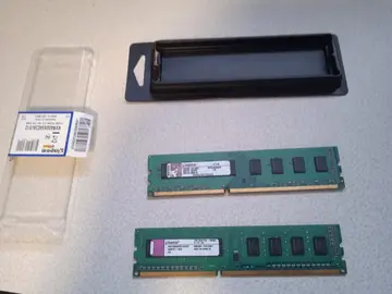 Lot de 2 barrettes Kingston 1G et 2G DDR3