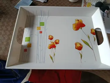 plateau blanc avec motif