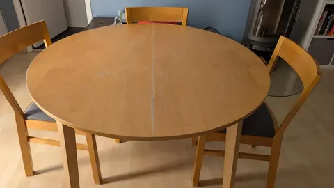 table ronde 4/6 personnes + 3 chaises