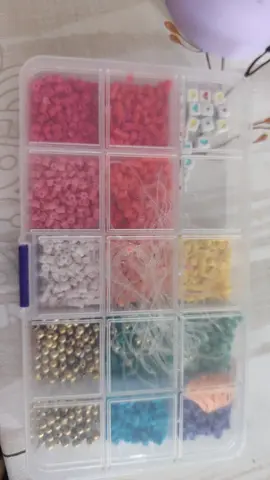 Boîte de petites perles
