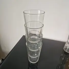 quatre grands verres identiques