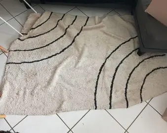 Tapis blanc rayé