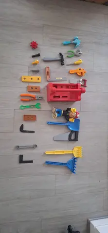 Donne. Jouet enfant (outils)