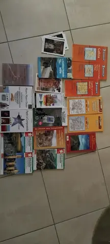 lot de cartes et livres Compostelle