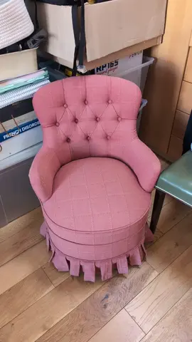 Petit fauteuil rose à volants