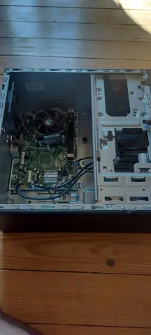Boîtier PC avec carte mère et CPU