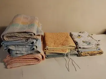 Lot d'anciens draps et couvertures enfant