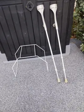 une paire de béquilles + arceau de lit