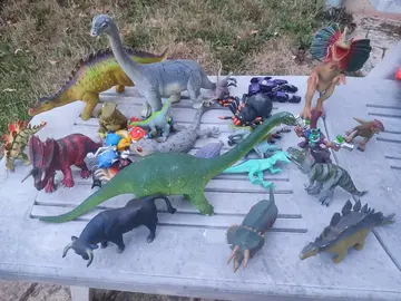 jouets dinosaures et divers