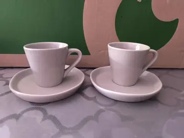 Lot de petites tasses et sous tasses neufs