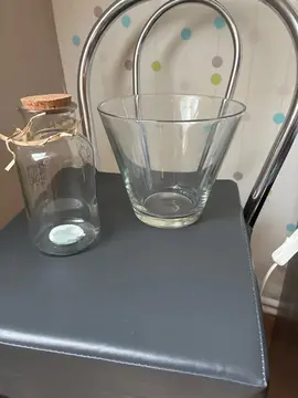 deux pots décoratifs en verre