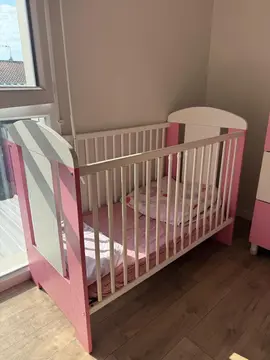 lit à barreaux bébé fille rose et blanc