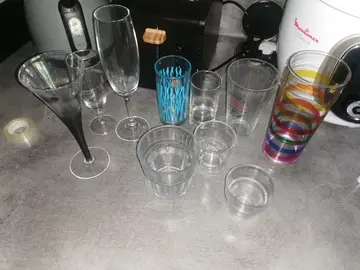 Donne verres dépareillés