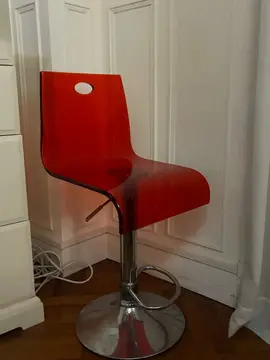 Chaise haute (signes d’usures mais fonctionnelle)