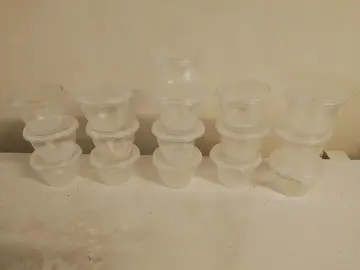 16 petits pots bébé en plastique vides