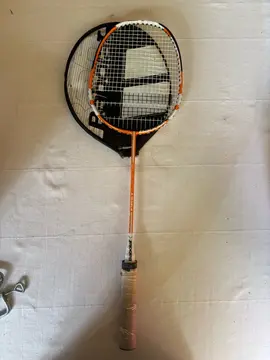 une raquette badminton et sa housse