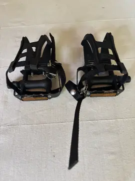 une paire cales pieds vélo