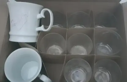 Lot 8 verres identiques et 2 mugs/grandes tasses