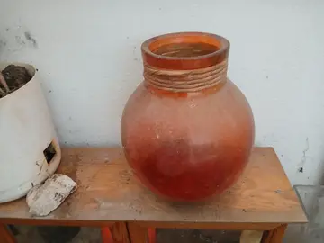 pot en verre - orange - diamètre du col environ 10 cm, du corps environ 25 cm, hauteur environ 30 cm