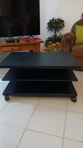 Meuble TV noir à roulettes